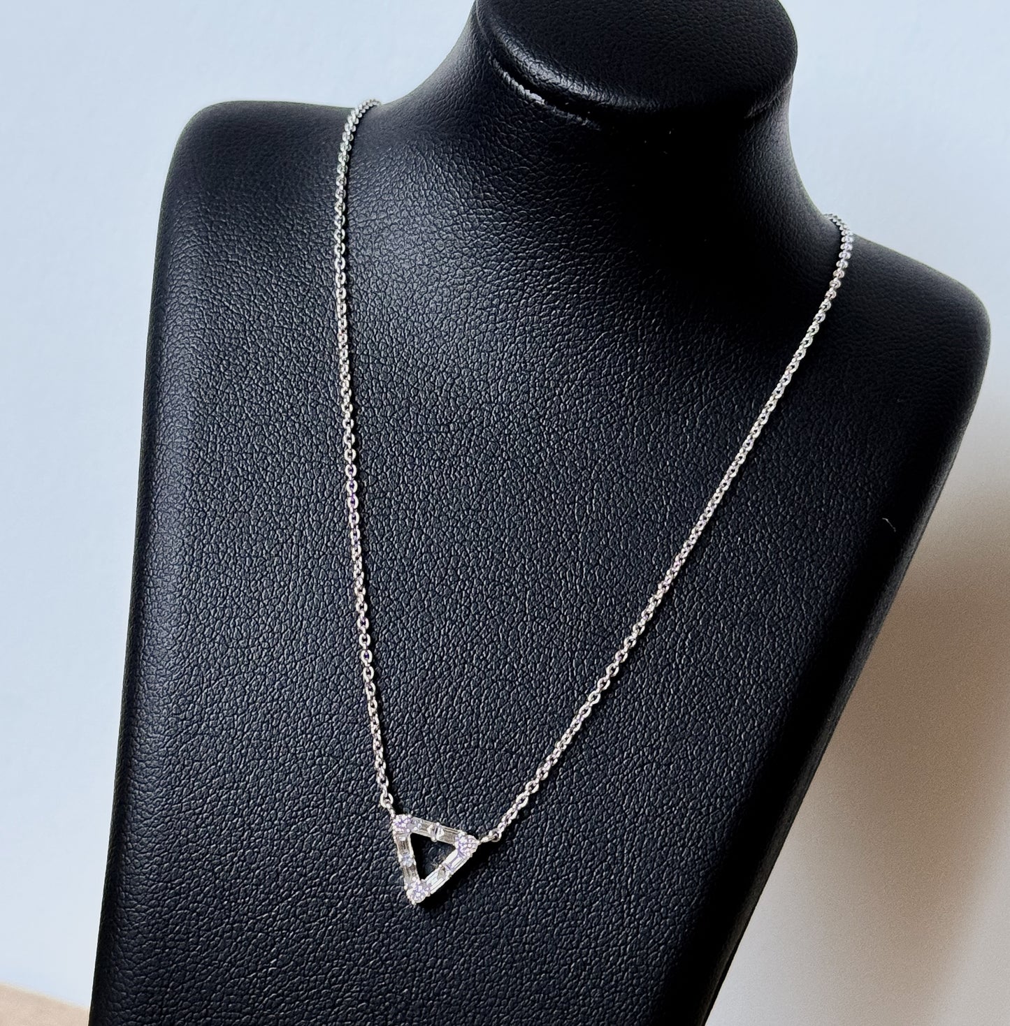 D. 三角璀璨鑽石項鍊